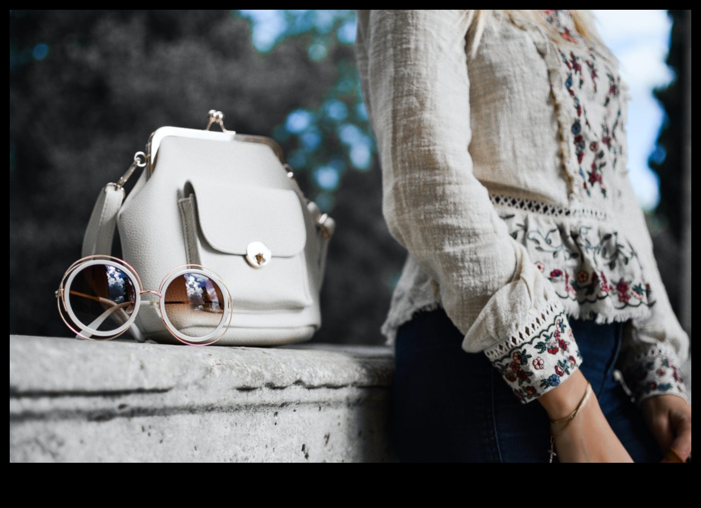 Κομψές σιλουέτες Διαχρονική κομψότητα μέσα από τον φακό της μόδας 2 Κομψές σιλουέτες: Καθορίζοντας την κομψότητα μέσω του διαχρονικού εμβληματικού φακού της σαγηνευτικής μόδας