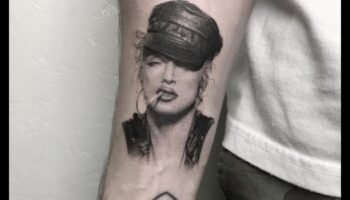 Micro Masterpieces: Craftsmanship in Delicate Minimalist Ink Art