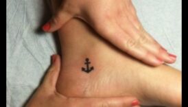 Tiny Tattoos, Grand Stories Ankles UnveiledΜια αριθμός ρεπορτάζ για το νόημα στο πίσω μέρος του μέσω τα μικρά τατουάζ στους αστραγάλους. 6 Tiny Tattoos, Grand Stories: Ankles Unveiled