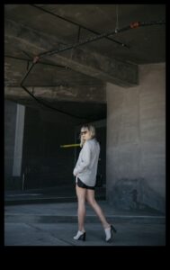 Urban Vogue: Πλοήγηση στη τσιμεντένια ζούγκλα με μοντέρνα ρούχα